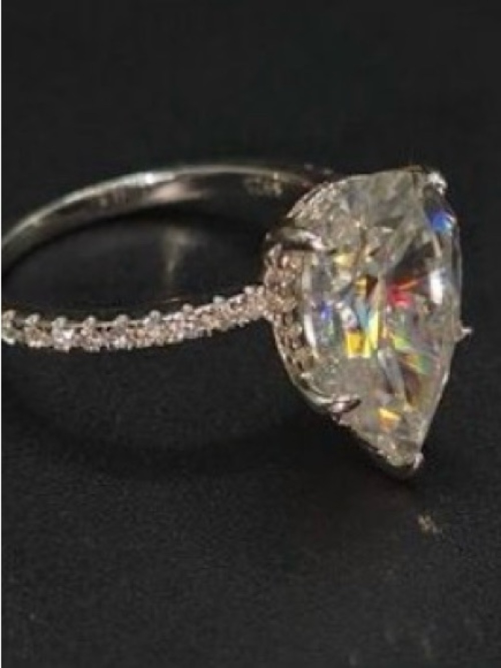 ✨ 4ct Pear-Cut Moissanite
Diamond Ring - Size 6 S925
Silver Hidden Halo Det